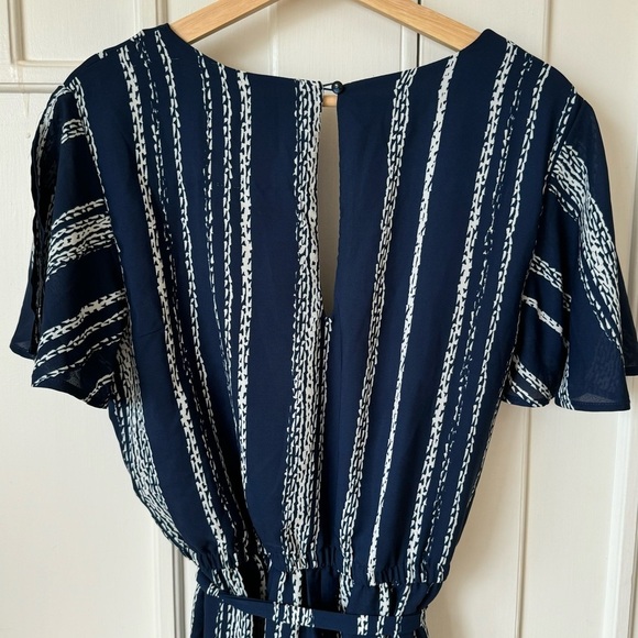Luxology Short Sleeve lined Dressy romper/jumpsuit size Lrg Blue/White flowy - Picture 8 of 16